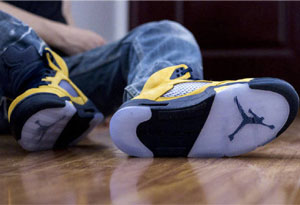 AJ5“Michigan” 上脚实拍 AJ5磨脚怎么办